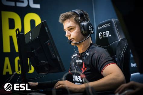 tabsen crosshair  Widely considered as one of the greatest and most accomplished CS:GO players of all time, he has won a record 21 HLTV MVP medals, a Major and an Intel Grand Slam trophy, among other numerous S-Tier trophies, and has